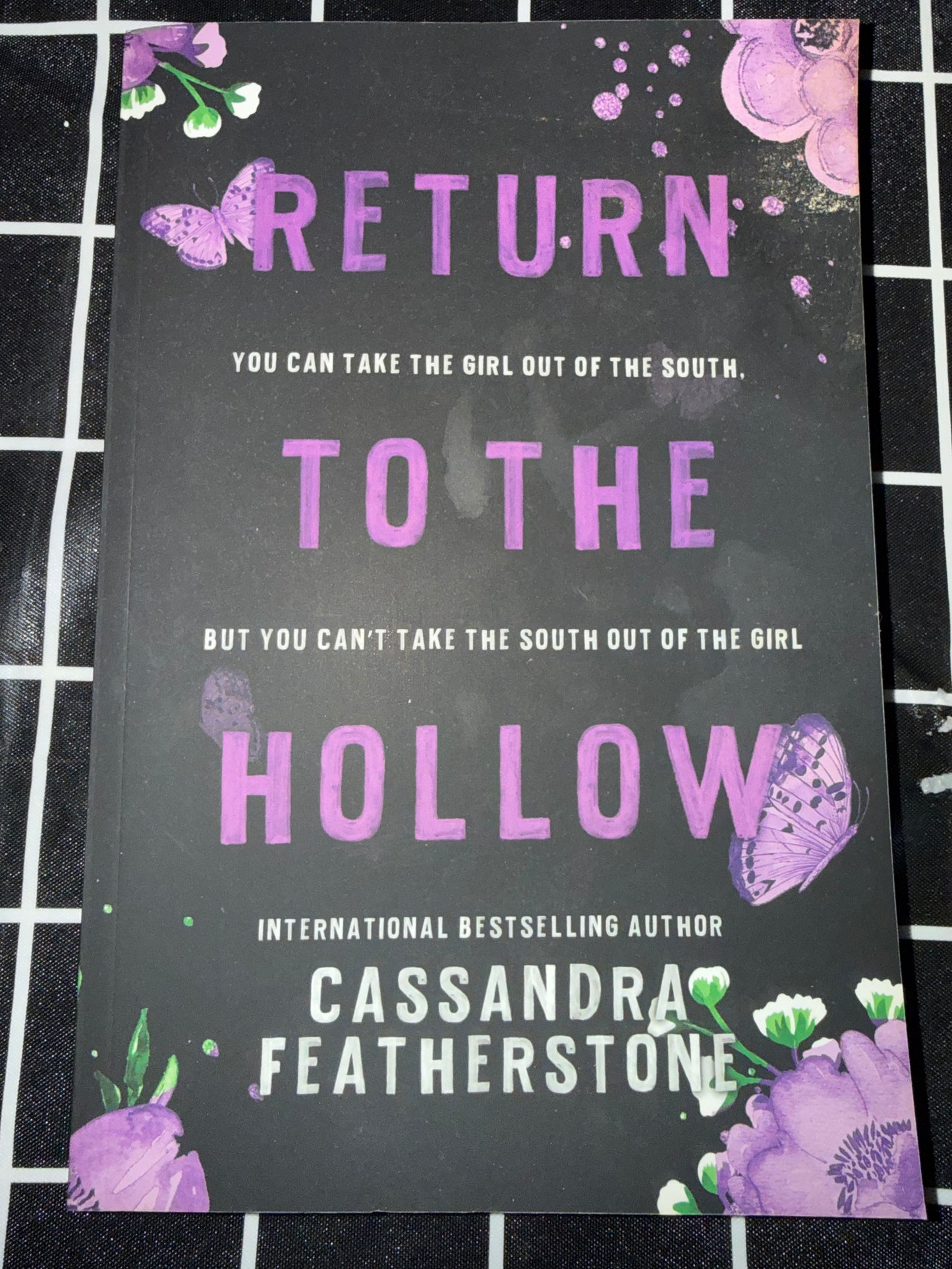 DAMAGED ONLY-Return to the Hollow (Alt Cover): A Steamy Humorous Small Town Shifter Reverse Harem Romance This copy is non-returnable for any reason as it is being sold as DAMAGED. The damage is a smudged front cover on the matte as if something stuck to